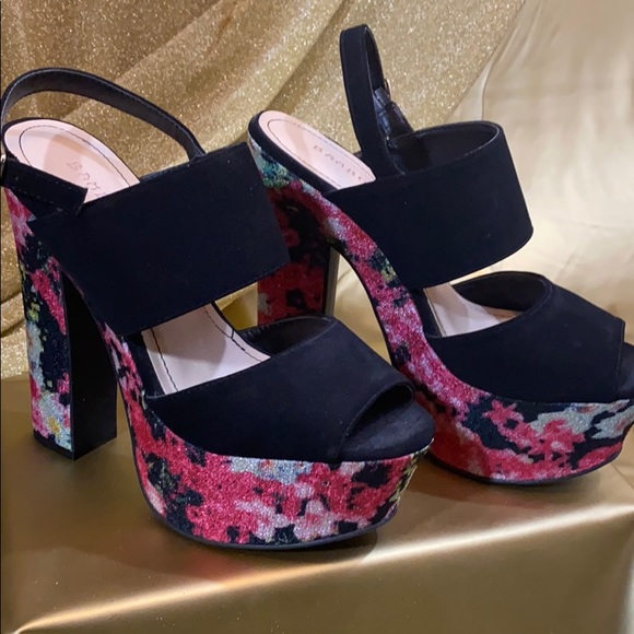 Soldsoldsold Floral 5.5” heeled sandals - Picture 2 of 6